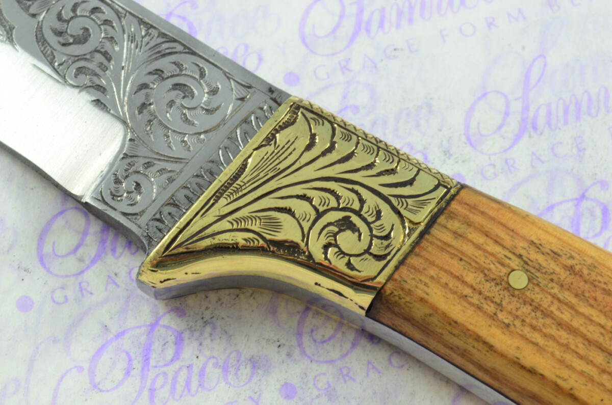 New Fantastic Hand Engraved Carbon 01 Tool Steel Hunting/Bowie Knife Olive Wood Scales Unbelievable Piece Pristine inc Leather Sheath - Image 6