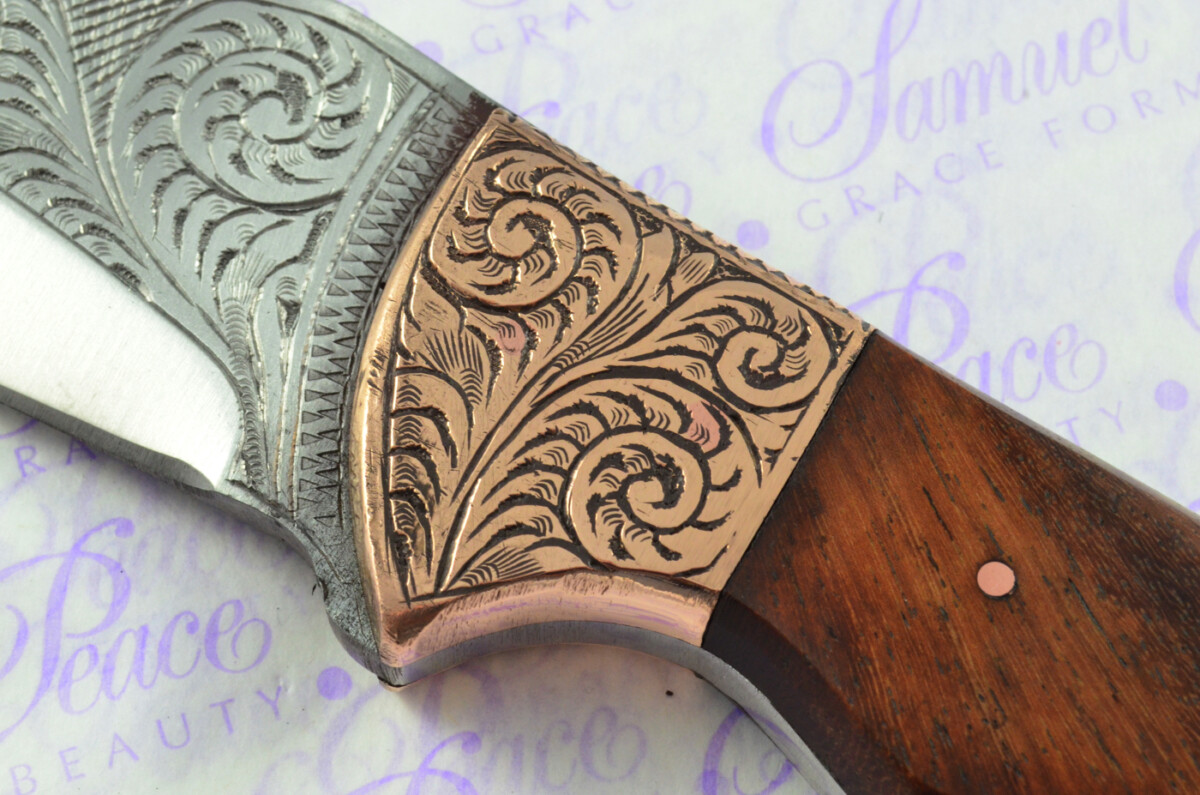 New Fantastic Hand Engraved Carbon 01 Tool Steel Hunting/Bowie Knife Rosewood Scales Unbelievable Piece Pristine inc Leather Sheath - Image 6