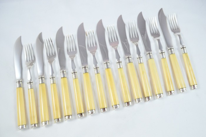 An Incredibly Rare Mappin & Webb 1960 37x Pieces Ivory Handled Table & Dessert Knives, Fish Eaters & Serving Set - Image 2