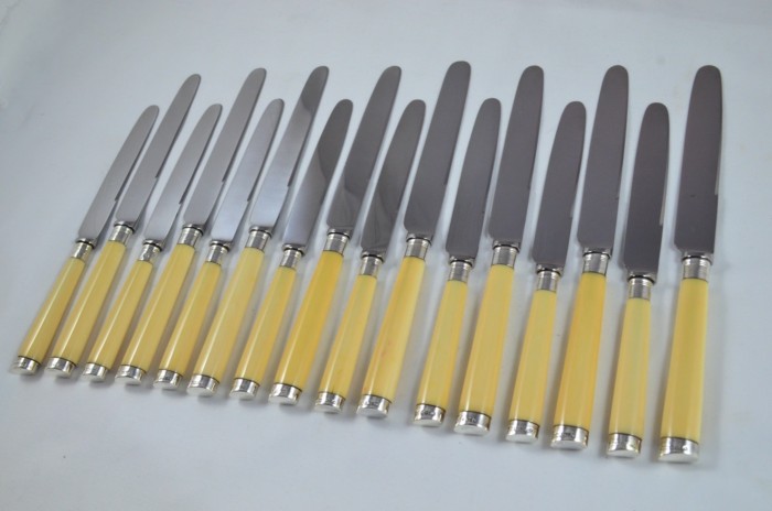 An Incredibly Rare Mappin & Webb 1960 37x Pieces Ivory Handled Table & Dessert Knives, Fish Eaters & Serving Set - Image 3