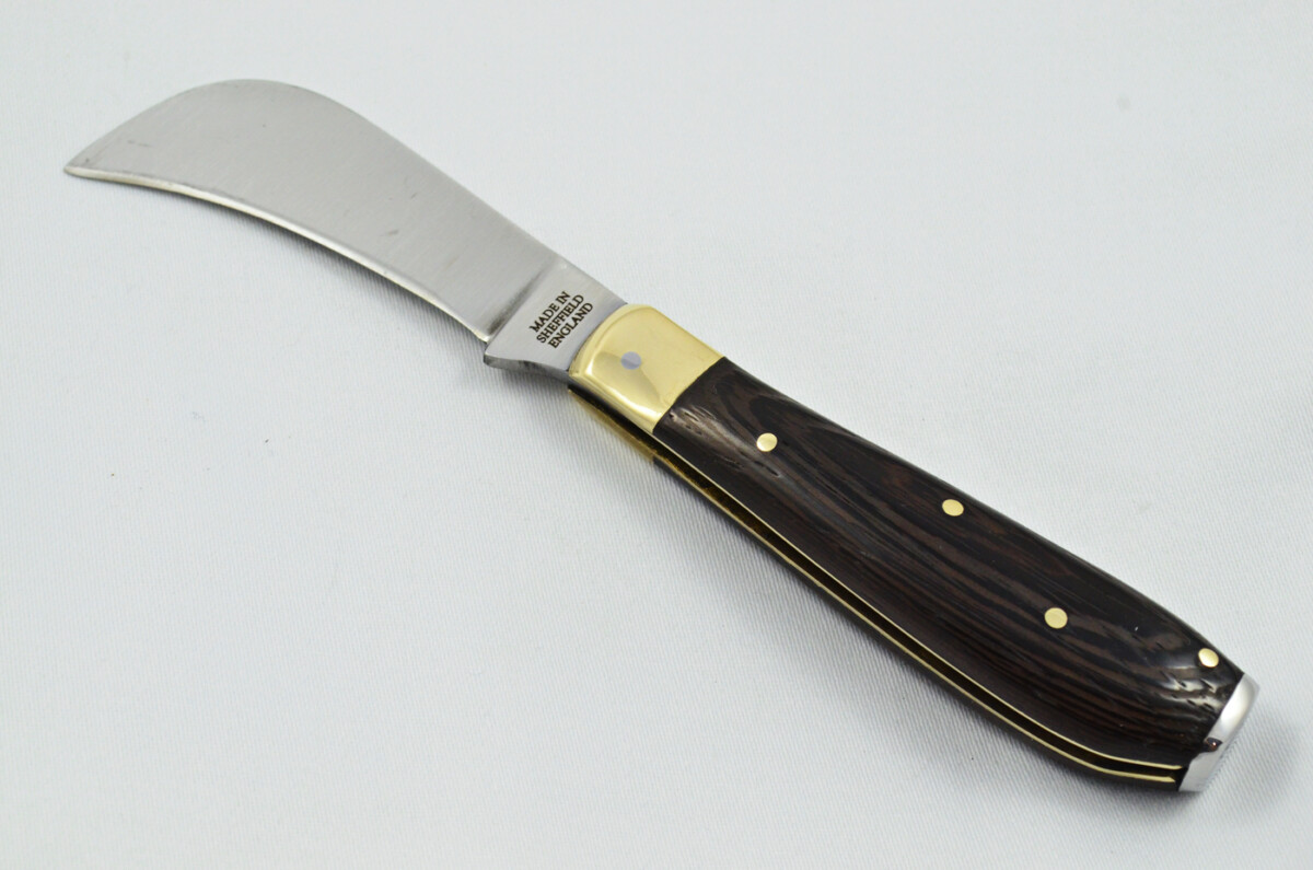A Handmade D2 Steel Pruning Pen/Pocket Knife - Black Stealth Laminate Scales Brass Bolster - Image 2