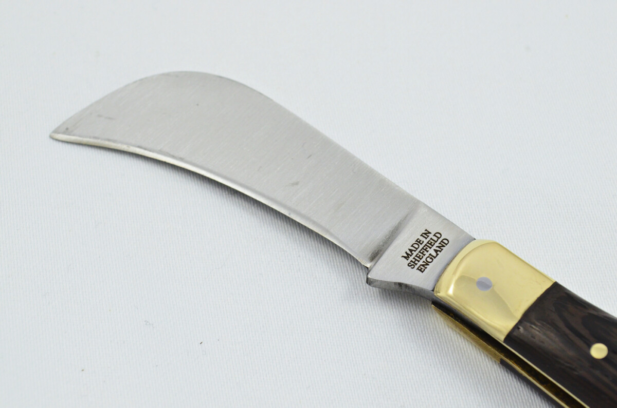 A Handmade D2 Steel Pruning Pen/Pocket Knife - Black Stealth Laminate Scales Brass Bolster - Image 4