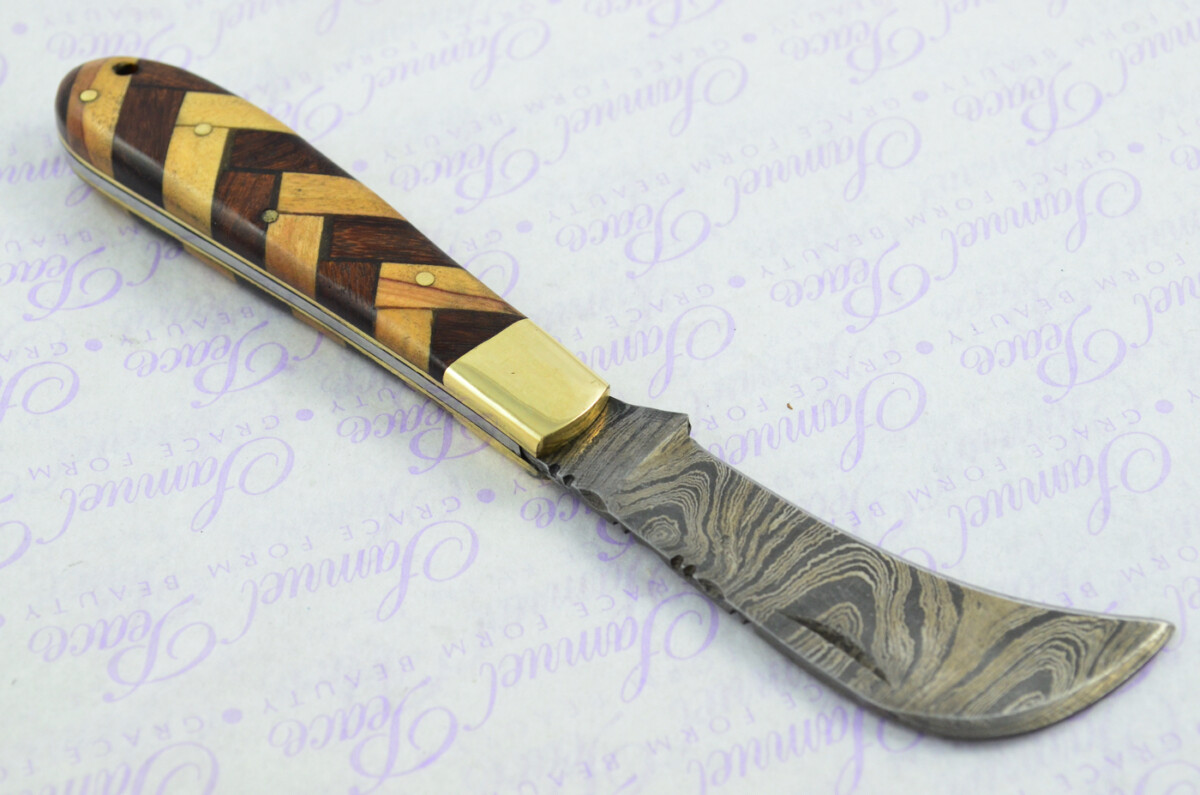 A Handmade Damascus Steel Pruning Pen/Pocket Knife - Herringbone Pattern Wood Scales - Image 2