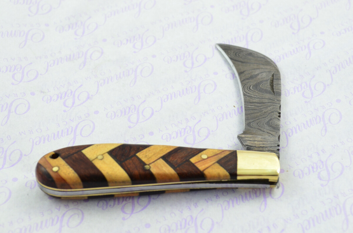 A Handmade Damascus Steel Pruning Pen/Pocket Knife - Herringbone Pattern Wood Scales - Image 6