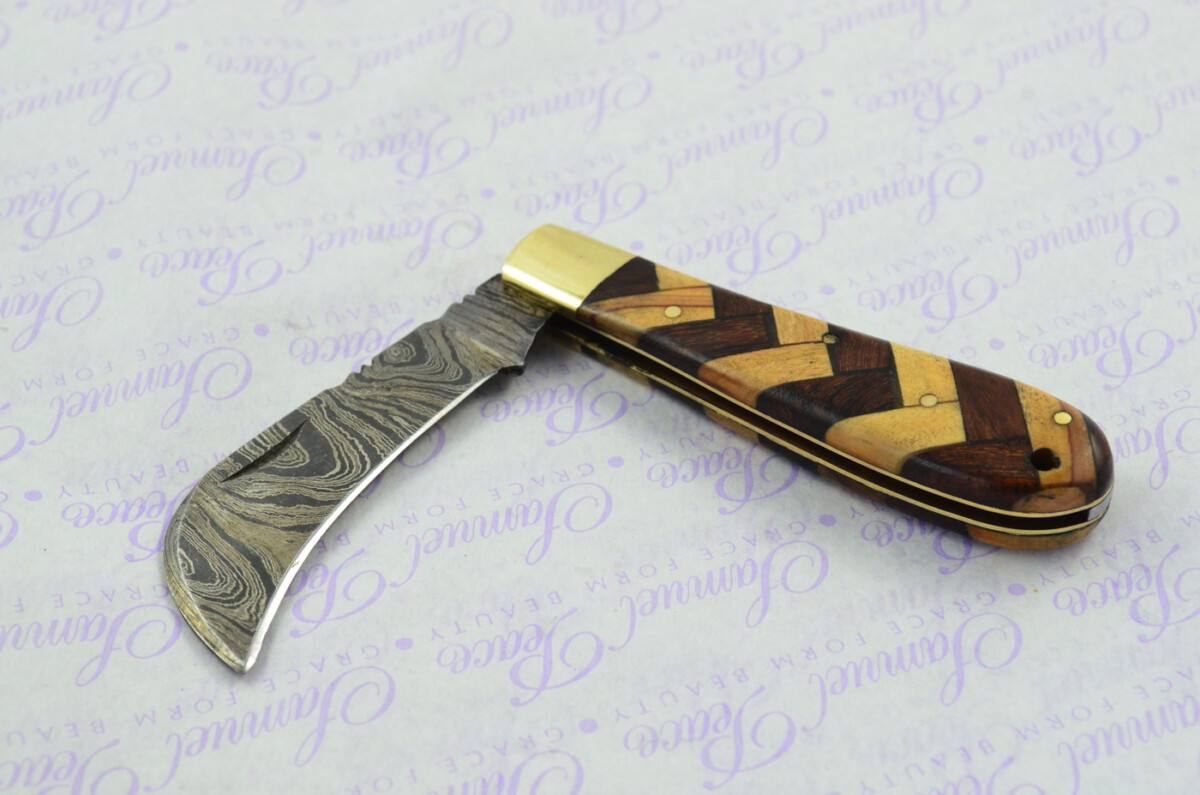 A Handmade Damascus Steel Pruning Pen/Pocket Knife - Herringbone Pattern Wood Scales - Image 7
