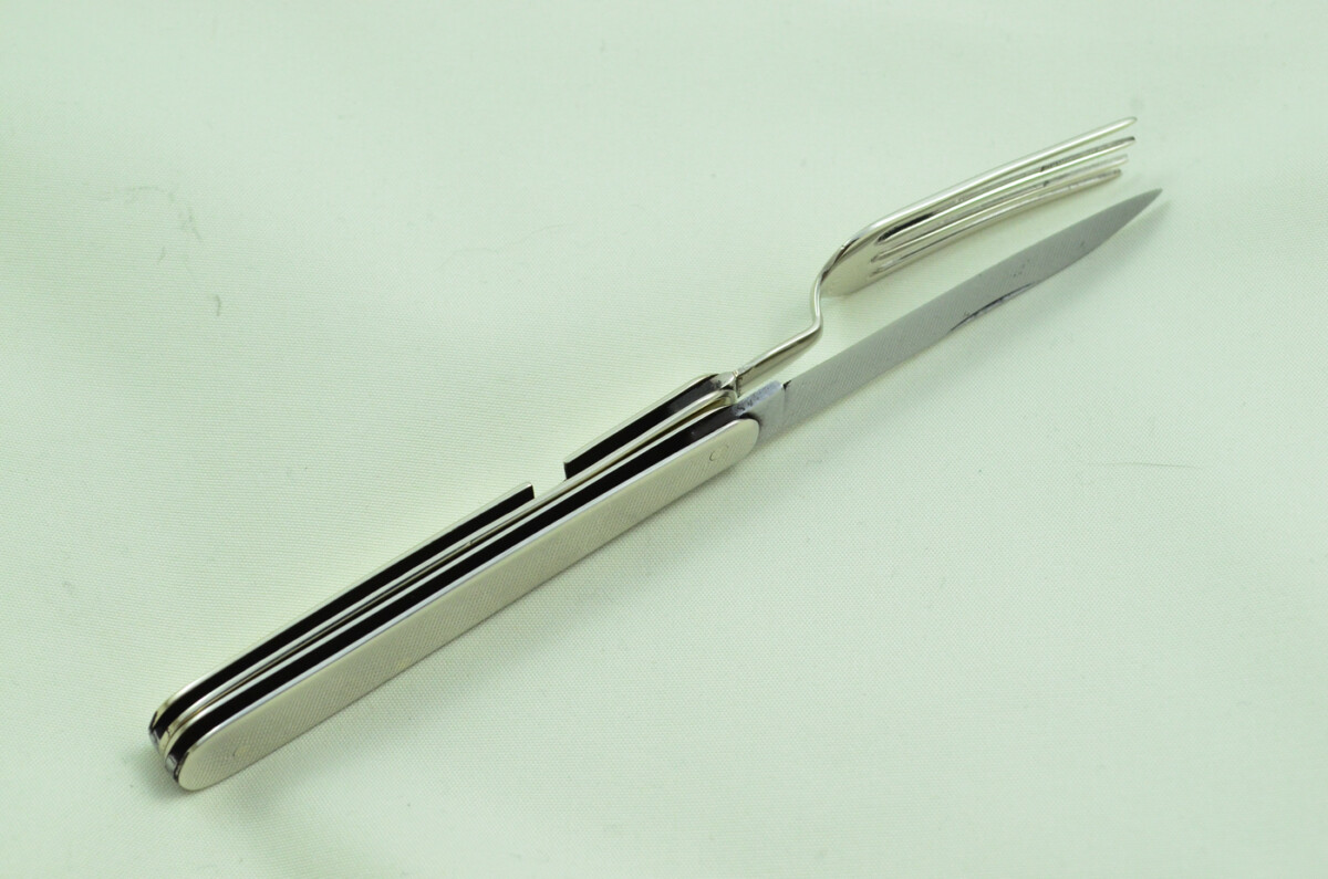 Sheffield Made 2 Piece Travelling Knife and fork set Brass Scaled Maker Unknown - Image 10