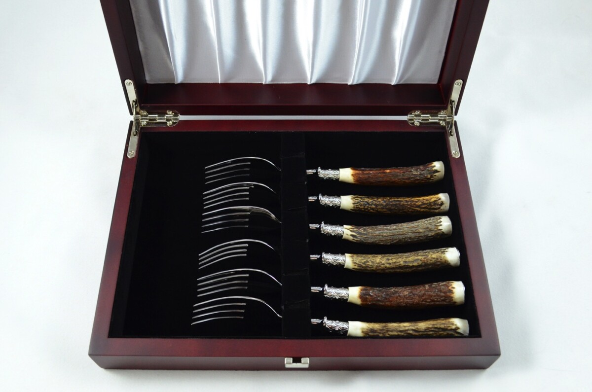 A Set of 6 Sheffield Silver Ferruled Steak Forks with Red Deer Stag Antler Handles – Wooden Presentation Case - Image 3