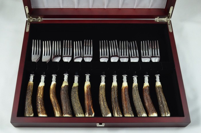 A Set of 12 Sheffield Silver Ferruled Steak Forks with Red Deer Stag Antler Handles – Wooden Presentation Case - Image 3