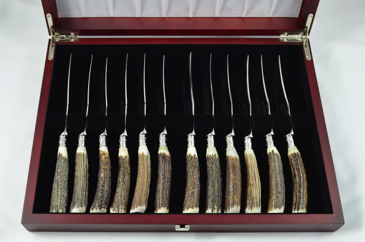 A Set of 12 Sheffield Silver Ferruled Steak Knives with Red Deer Stag Antler Handles – Wooden Presentation Case - Image 3