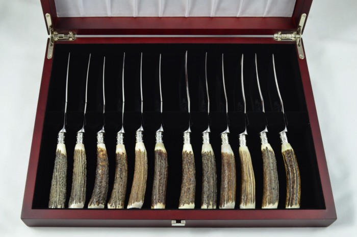 A Set of 12 Sheffield Silver Ferruled Steak Knives with Red Deer Stag Antler Handles – Wooden Presentation Case - Image 3